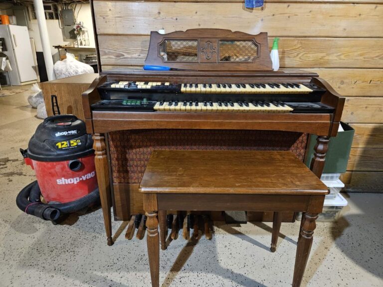 Organ removal, piano removal junk removal services by Junk Pickup Removal LLC in Romeoville, Illinois remove organ from home